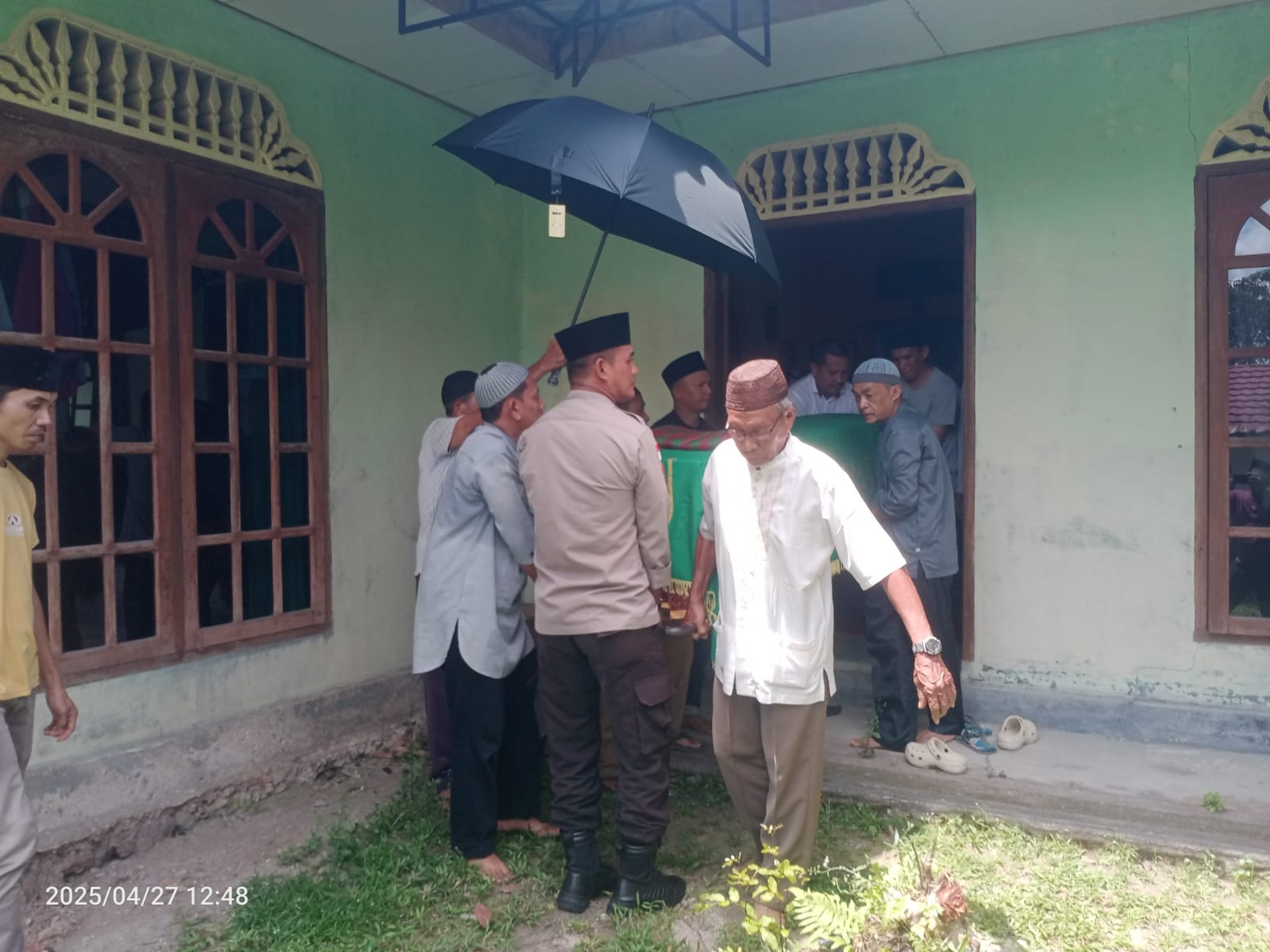 Waka Polres Lingga Kompol Andi Sutrisno Turun Tangan Bantu Pemakaman Warga, Wujudkan Kehadiran Polri di Tengah Duka / f. Humas Polres Lingga