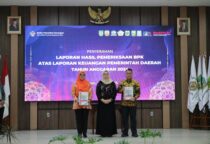 Pemkab Lingga Raih Opini WTP ke-8 Kalinya Pemerintah Kabupaten Lingga kembali mencatatkan prestasi membanggakan dengan meraih opini Wajar Tanpa Pengecualian (WTP) dari Badan Pemeriksa Keuangan (BPK) untuk kedelapan kalinya secara berturut-turut. Opini ini menunjukkan bahwa pengelolaan keuangan daerah dilakukan secara akuntabel, transparan, dan sesuai dengan standar yang berlaku. Bupati Lingga, M. Nizar, menyampaikan apresiasi dan terima kasih kepada seluruh jajaran di lingkungan Pemerintah Kabupaten Lingga atas capaian tersebut. “Capaian opini WTP ini adalah hasil kerja keras dan komitmen seluruh OPD, serta dukungan dari berbagai pihak. Saya ucapkan terima kasih kepada seluruh kepala perangkat daerah dan tim pengelola keuangan yang telah bekerja maksimal,” ujar M. Nizar. Ia juga menyampaikan penghargaan kepada Tim BPK yang telah melakukan pemeriksaan secara profesional dan objektif. “Penghargaan setinggi-tingginya kami sampaikan kepada BPK atas kerja sama dan bimbingan selama proses pemeriksaan. Ini menjadi motivasi bagi kami untuk terus memperbaiki diri dan meningkatkan kualitas tata kelola keuangan dan aset daerah ke depan,” tambahnya. Pemkab Lingga menegaskan bahwa pencapaian ini bukanlah akhir, melainkan dorongan untuk terus memperkuat akuntabilitas dan pelayanan publik yang lebih baik bagi masyarakat.