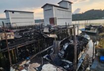 Kebakaran hebat terjadi lagi dikecamatan senayang,kabupaten lingga,provinsi kepulauan riau. Insiden ini berlaku dikelurahan senayang Rt / 007 Rw /003 dini hari sekira pukul 03.30 wib,kamis (01 / 05 / 2025). Dalam kejadian ini, satu unit rumah milik warga dan dua buah speed boat milik DKP Provinsi Kepulauan Riau hangus dilahap api.tidak ada korban jiwa dalam insiden tersebut. Azwar yang merupakan salah seoarang warga senayang yang menyaksikan kejadian ini menjelaskan, bahwa penyebab kebakaran tersebut adalah api yang berasal dari speed boad milik DKP Provinsi Kepri yang bersandar dipelantar kayu yang dekat dengan rumah warga.kemudian api menjalar kepelantar kayu hingga akhirnya menghanguskan rumah warga tersebut. “Api tersebut diduga berasal dari salah satu speed boad yang bersandar dipelantar kayu dan menjalar kepelantar tersebut hingga akhirnya menghanguskan rumah warga”,jelas azwar. Dia menambahkan bahwa peroses pemadaman api dilakukan secara manual dan dengan menggunakan alat seadanya dibantu oleh warga sekitar,itu dikarenakan tidak adanya Damkar ditempatnya.pemadaman api tersebut berlangsung hingga pukul 05.00,hingga api dinyatakan betul betul padam,tutup azwar. Kepala Badan Penanggulangan Bencana Daerah (BPBD) Kabupaten Lingga,Oktanius Wirsal membenarkan kejadian tersebut.pihaknya mendapatkan laporan sekira pukul 03.30 wib. “Iya benar,kami mendapatkan laporan atas kejadian kebakaran yang terjadi dikecamatan senayang,dan langsung turun kelokasi untuk melakukan peninjauan”,ungkap oktanius. Hingga berita ini diturunkan,belum tau pasti jumlah kerugian dari insiden tersebut.