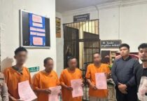 Sengketa Lahan Di Desa Tinjul, Emat Orang Ditetapkan Sebagai Tersangka Tindakan Premanisme REPORTER : VATAWARI LINGGA (BP) - Laporan yang dilakukan oleh Kepala Desa Tinjul, Amren Zaini kepada Satreskrim Polres Lingga atas tindakan premanisme yang dilakukan oleh Oknum Ormas Lang Laut beserta rombongannya di Desa Tinjul terkait sengketa lahan sudah masuk pada tahap penetapan tersangka. Satreskrim Polres Lingga menetapkan empat orang tersangka yang diduga melakukan aksi Premanisme di Desa Tinjul terkait permasalahan sengketa lahan. Kasat Reskrim Polres Lingga, melalaui Kasi Humas, Indra Gunawan saat dikonfirmasi Batampos membenarkan bahwa Satreskrim polres Lingga telah menetapkan empat orang tersangka terkait kasus ini. "Benar bang, untuk kasus sengketa lahan yang di Desa Tinjul itu kita sudah menetapkan empat orang tersangka yang diduga melakukan tindakan premanisme," ujar Indra Gunawan melalui panggilan telepon WhatsApp, Rabu (7/5). Saat ditanyakan lebih lanjut terkait siapa saja nama empat orang yang ditetapkan sebagai tersangka, Kasi Humas Polres Lingga belum berani memberikan informasi dengan alasan harus mengecek secara pasti terlebih dahulu agar tidak ada kesalahan dalam informasi. Selanjutnya, Kades Tinjul Amren Zaini yang juga merupakan pelapor mengapresiasi kinerja Polres Lingga dalam hal ini Satreskrim Polres Lingga yang telah serius menanggapi laporan yang telah layangkan mereka hingga masuk pada penetapan tersangka. "Saya berterimakasih dan mengapresiasi kinerja Polres Lingga yang betul-betul menjalankan instruksi dari Presiden dan Polri terkait memberantas premanisme yang berkedok LSM atau Ormas," ungkap Amren Zaini. Harapannya, proses hukum ini terus berjalan dan yang sudah ditetapkan sebagai tersangka mendapatkan hukuman yang setimpal dan menjadi pelajaran untuk semuanya agar setiap permasalahan yang ada harus menempuh jalur hukum dan tak ada tindakan premanisme. ----------- Empat orang yang telah ditetapkan sebagai tersangka tindakan premanisme kasus sengketa lahan di Desa Tinjul, Rabu (7/5). F. Istimewa.