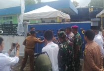 LINGGA – Pemerintah Kabupaten Lingga meresmikan Pekerjaan Optimalisasi SPAM IKK Singkep Pesisir di Rumah Operasional SPAM IKK, Jalan Garuda, Kecamatan Singkep, Selasa (27/5/2025). Proyek ini menjadi langkah nyata dalam menjawab kebutuhan mendesak masyarakat terhadap akses air bersih yang layak. Optimalisasi sistem penyediaan air minum ini merupakan bagian dari strategi Pemkab Lingga dalam memperluas jangkauan layanan air bersih, khususnya di Kecamatan Singkep Pesisir dan Singkep yang selama ini kerap mengalami keterbatasan suplai. Plt. Kepala Dinas Perindustrian, Perdagangan, Koperasi dan UKM (Disperindagkop) Lingga, Febrizal Taupik, menegaskan bahwa proyek ini adalah prioritas pemerintah daerah dalam meningkatkan kualitas hidup masyarakat. “Optimalisasi SPAM IKK ini bukan hanya proyek fisik, tetapi wujud nyata komitmen Bupati dan Wakil Bupati dalam mewujudkan Lingga yang sehat dan sejahtera,” ujar Taupik. Proyek yang didanai APBN tersebut dilaksanakan oleh Balai Prasarana Permukiman Wilayah Kepulauan Riau, dengan fokus utama pada peningkatan kapasitas layanan dan distribusi air bersih ke rumah-rumah warga. Direktur Perumda Air Minum Tirta Lingga, Irfan, menyampaikan apresiasi kepada seluruh pihak yang mendukung, termasuk masyarakat yang terdampak langsung proyek. “Kami sangat bersyukur atas sinergi yang terjalin. Meski begitu, masih ada pekerjaan rumah, seperti optimalisasi jaringan eksisting dan peningkatan kualitas air baku,” kata Irfan. Ia berharap proyek lanjutan segera dijalankan untuk menjangkau wilayah yang belum terlayani, guna memastikan pemerataan akses air bersih di seluruh Kabupaten Lingga.