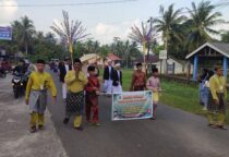 Camat singkep barat febrizal taufik pimpin pawai taaruf menyambut 1 muharam 1447 hijriah. LINGGA (BP) - Dalam rangka menyambut dan memperingati Tahun Baru Islam 1447 Hijriah Tahun 2025, Pemerintah Kecamatan Singkep Barat menggelar kegiatan Pawai Ta'aruf. Kegiatan ini dilaksanakan di Bukit Tumang, Kelurahan Raya, Kecamatan Singkep Barat, Kabupaten Lingga, Jum'at (27/6). Pawai ini dilaksanakan dengan tujuan untuk memeriahkan penyambutan tahun baru Islam 1447 Hijriah dan mempererat silaturrahmi antara masyarakat dan pemerintah Kecamatan Singkep Barat. Febrizal Taufik, Camat Singkep Barat menyampaikan ucapan terimakasih kepada penyelenggara kegiatan dan seluruh masyarakat yang telah berpartisipasi dalam acara ini. "Saya mengapresiasi kepada Panitia Hari Besar Islam (PHBI) Kecamatan Singkep selaku penyelenggara kegiatan ini yang telah sukses merencanakan dan melaksanakan kegiatan pawai ta'aruf ini. Terimakasih juga kepada seluruh masyarakat Singkep Barat yang telah antusias berpartisipasi dalam kegiatan ini," ujar Febrizal Taufik, Jum'at (27/6). Tidak hanya pawai ta'aruf saja, peringatan tahun baru Islam 1447 hijriah ini juga dimeriahkan dengan beberapa perlombaan dan kegiatan bernuansa keislaman. "Mulai dari tanggal 24-27 Juni 2025 kita sudah melakukan beberapa kegiatan seperti lomba sholawat, lomba pembacaan surah-surah pendek untuk anak-anak, wisuda Tahfidz Al-Qur'an pondok pesantren Baitul Mukhlasin," jelas Camat Singkep Barat. Febrizal Taufik menegaskan bahwa peringatan tahun baru Islam 1447 hijriah ini bukan hanya sekedar acara seremonial tahunan, tetapi menjadikan kita untuk tetap bersyukur atas nikmat kehidupan masih diberikan. "Agenda ini tidak hanya menjadi agenda tahunan saja, dengan adanya kegiatan ini merupakan bentuk perwujudan dari rasa syukur kita kepada Allah SWT yang masih memberikan nikmat kesehatan sehingga kita masih dipertemukan dengan tahun baru Islam 1447 hijriah ini," ungkapnya. Jadikan peringatan ini untuk kita bermuhasab diri menjadi lebih baik lagi kedepannya dari pada tahun-tahun sebelumnya. ------------ Camat saingkep barat febrizal taufik pimpin langsung pawai taaruf menyambut 1 muharam 1447 hijriah
