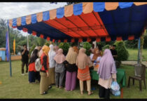Bazar Murah Singkep Barat Diserbu Warga, Harga Terjangkau Ringankan Beban Jelang Iduladha Antusiasme warga Kecamatan Singkep Barat memadati halaman kantor camat sejak pagi hari dalam gelaran bazar murah yang digelar selama dua hari, mulai 2 hingga 3 Juni 2025. Kegiatan yang berlangsung hingga pukul 12 siang ini disambut positif masyarakat dari 11 desa dan satu kelurahan. Bazar murah ini menyediakan berbagai kebutuhan pokok dengan harga terjangkau, seperti wortel Rp16.000/kg, kentang Rp15.000/kg, bawang putih Rp30.000/kg, bawang merah lokal Rp15.000/kg, bawang merah India Rp10.000/kg, cabai rawit Rp45.000/kg, dan cabai merah Rp50.000/kg. Tak hanya itu, tepung dijual Rp9.000/kg, telur Rp15.000 per 10 butir, minyak goreng Rp15.000/liter, gula Rp13.000/kg, serta beras lima kilogram seharga Rp57.000. Selain sembako, produk UMKM masyarakat sekitar juga turut meramaikan bazar, seperti kerupuk ikan, udang, pulut hitam hingga rengginang terasi dengan harga berkisar antara Rp15.000 hingga Rp30.000. Plt Kepala Dinas Perindustrian, Perdagangan, Koperasi dan UKM (Disperindagkop) Kabupaten Lingga, Febrizal Taufik, mengatakan bahwa kegiatan ini menjadi salah satu bentuk komitmen pemerintah dalam membantu masyarakat mendapatkan harga sembako dan bahan pokok yang lebih murah, menjelang Hari Raya Idul adha "Kami sudah siapkan stok bahan pokok untuk dua hari pelaksanaan bazar murah ini, dan kami pastikan ketersediaan barang tetap aman hingga hari terakhir, 3 Juni besok,” kata Febrizal di lokasi kegiatan, Senin (2/6/2025). Ia menambahkan bahwa ini merupakan kali pertama bazar murah digelar di Kecamatan Singkep Barat dan disambut meriah oleh warga. "Antusiasme warga cukup tinggi. Ke depan, kami berencana menggulirkan kegiatan serupa ke kecamatan-kecamatan lain di Kabupaten Lingga,” ujarnya. Warga pun mengapresiasi penyelenggaraan bazar murah ini. Dina, salah satu warga setempat, menyampaikan rasa syukurnya. "Dengan adanya bazar murah ini, ibu-ibu seperti saya sangat terbantu. Harga sembako jauh lebih terjangkau, apalagi menjelang lebaran. Terima kasih kepada Disperindagkop dan Kecamatan Singkep Barat atas inisiatifnya,” ujar Dina. Pihak penyelenggara juga menghimbau masyarakat agar turut meramaikan bazar dan memanfaatkan kesempatan ini untuk mendapatkan sembako dan produk lokal dengan harga bersahabat. Kegiatan bazar murah ini diharapkan dapat meringankan beban ekonomi masyarakat sekaligus menjadi langkah konkret pemerintah dalam menjaga stabilitas harga pangan menjelang hari besar keagamaan.