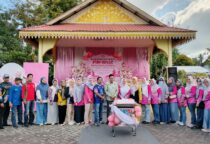 "Bidan Bukan Sekadar Profesi, Tapi Panggilan Jiwa: IBI Lingga Rayakan HUT ke-74 dengan Cinta dan Pengabdian" Sub Judul: Peringatan HUT ke-74 IBI di Gedung Nasional Dabo Singkep Diwarnai Aksi Nyata dan Apresiasi Pemerintah Daerah atas Dedikasi Bidan di Wilayah Terpencil Ihand.id - Lingga — Derap langkah dan semangat pengabdian menyatu dalam suasana hangat yang menyelimuti Gedung Nasional Dabo Singkep, Minggu (15/6/2025), saat ratusan bidan berkumpul memperingati Hari Ulang Tahun (HUT) ke-74 Ikatan Bidan Indonesia (IBI). Bukan sekadar seremoni, perayaan ini menjadi panggung pengakuan atas dedikasi, profesionalisme, dan komitmen para bidan dalam memastikan hak-hak kesehatan seksual dan reproduksi perempuan di Kabupaten Lingga terpenuhi secara merata, bahkan hingga ke pelosok negeri. Mewakili Bupati Lingga, Kepala Dinas Kesehatan Kabupaten Lingga, dr. Bukit Tua Rayanto Gultom, hadir langsung dan menyampaikan apresiasi setinggi-tingginya kepada para bidan yang telah berperan sebagai penjaga pertama dan terakhir dalam menjaga nyawa ibu dan anak. Dalam sambutannya yang disambut riuh tepuk tangan, dr. Bukit menegaskan pentingnya peran bidan, terutama di wilayah terpencil yang seringkali kekurangan akses tenaga kesehatan. "Tanpa peran bidan, angka kematian ibu dan bayi bisa jauh lebih tinggi. Mereka adalah garda terdepan dan sering kali satu-satunya harapan di daerah-daerah yang sulit dijangkau. Pemerintah Kabupaten Lingga sangat menghargai dedikasi ini dan akan terus mendukung IBI dalam meningkatkan kualitas pelayanan kesehatan," ujar dr. Bukit dengan penuh penekanan, Minggu 15 Juni 2025. Mengangkat tema nasional “Peran Strategis Bidan dalam Memenuhi Hak Kesehatan Seksual dan Reproduksi Perempuan di Setiap Kondisi Kritis, Menuju Indonesia Emas 2045”, IBI Lingga menghidupkan semangat pengabdian melalui serangkaian kegiatan sosial yang telah dilaksanakan sejak 23 April hingga 31 Mei 2025. Kegiatan tersebut ditunjukkan dengan aksi nyata melalui penyelenggaraan imunisasi massal, layanan kesehatan gratis, penyuluhan KB, serta kegiatan jalan santai yang melibatkan seluruh bidan di wilayah tersebut. Seluruh rangkaian kegiatan dirancang untuk mendekatkan bidan dengan masyarakat dan meningkatkan kepercayaan publik terhadap layanan kesehatan primer pada Ketua IBI Kabupaten Lingga, Susi Yenty, menuturkan bahwa HUT IBI tahun ini adalah momentum untuk menegaskan kembali peran bidan bukan hanya sebagai tenaga medis, tetapi sebagai sahabat dan pelindung perempuan. "Bidan adalah sahabat perempuan. Kami hadir tak hanya untuk membantu persalinan, tetapi juga menjadi pendamping dalam setiap fase kehidupan perempuan. Edukasi, pelayanan KB, imunisasi, hingga penyuluhan kesehatan reproduksi, semua kami lakukan langsung di tengah masyarakat,” tutur Susi dengan mata berbinar. Tak hanya itu, dalam perayaan puncak HUT ke-74 IBI yang berlangsung semarak, berbagai kegiatan edukatif dan hiburan juga digelar. Acara ini turut dihadiri oleh sejumlah pejabat daerah, pengurus IBI Cabang Lingga, serta perwakilan organisasi profesi kesehatan lainnya, mempertegas kolaborasi lintas sektor demi mewujudkan pelayanan kesehatan yang merata dan berkeadilan. Momentum ini menjadi saksi betapa Ikatan Bidan Indonesia bukan sekadar organisasi profesi, melainkan jiwa yang terus menyala dalam dedikasi tanpa batas. Mereka hadir bukan karena tugas semata, tetapi karena panggilan hati untuk memastikan setiap ibu melahirkan dengan selamat, setiap anak tumbuh dengan sehat, dan setiap perempuan merasa terlindungi dalam hak-hak kesehatannya. Pemerintah Kabupaten Lingga, melalui Dinas Kesehatan, menegaskan komitmennya untuk terus bersinergi dengan IBI, memberikan dukungan penuh, baik melalui pelatihan, peningkatan kompetensi, hingga pengadaan fasilitas kesehatan. Karena mereka percaya, masa depan bangsa terletak pada kualitas generasi yang lahir dan bidan adalah penentu utama di garis awal kehidupan itu. HUT ke-74 IBI di Lingga bukan hanya tentang peringatan usia organisasi, melainkan tentang merayakan nyawa-nyawa yang telah diselamatkan, air mata yang telah dihapus, dan harapan-harapan baru yang lahir dari tangan-tangan penuh kasih para bidan.
