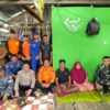 Sempat Dikabarkan Hilang Saat Melaut, Herman Akhirnya Berhasil Ditemukan REPORTER : VATAWARI LINGGA (BP) - Tim SAR gabungan yang terdiri dari, Badan Penanggulangan Bencana Daerah (BPBD) Kabupaten Lingga, Kepolisian, TNI, Basarnas, Satuan Polisi Pamong Praja dan Pemadam Kebakaran Kabupaten Lingga serta masyarakat setempat, berhasil menemukan nelayan yang sempat dilaporkan hilang saat melaut di perairan Desa Mepar, Kecamatan Lingga. Korban atas nama Herman, warga Desa Mepar, Kecamatan Lingga, Kabupaten Lingga dilaporkan hilang pada Senin 11 Agustus 2025 sekitar pukul 15.45 WIB. Setelah sebelumnya berpamitan kepada keluarga untuk menjaring udang di perairan Tanjung Buton hingga Sungai Kuala Daik pada pukul 02.30 WIB. Namun, hingga sore hari, korban tak kunjung kembali ke rumah sehingga pihak keluarga melaporkan kejadian tersebut kepada Kepala Desa Mepar. Mendapatkan laporan dari warganya, kepala Desa Mepar melakukan pencarian awal bersama Tim SAR Gabungan, keluarga dan masyarakat. Namun korban belum ditemukan pada hari pertama pencairan. Oktanius Wirsal, Kepala BPBD Kabupaten Lingga membenarkan terkait penemuan warga yang sempat hilang saat menjaring udang di laut. "Iya benar bang, namun korban sudah berhasil ditemukan," ujar Okta saat dikonfirmasi pada Selasa (12/8). Okta menjelaskan, dalam pencarian hari pertama ini, Tim SAR gabungan menggunakan berbagai fasilitas yang tersedia untuk memudahkan proses pencarian. "Upaya pencarian hari pertama melibatkan 1 unit armada Damkar, 1 unit armada serbaguna BPBD, 1 unit mobil patroli Polri, 1 unit kendaraan Kepala Desa Mepar, Speed Ambulance laut, serta perahu karet BPBD. Personel gabungan terdiri dari 9 petugas Damkar, 6 anggota Polri, 1 personel TNI AL, dan 10 warga masyarakat," jelas Okta. Karena pada hari pertama pencairan korban masih belum ditemukan, Tim SAR gabungan beserta Pihak keluarga dan masyarakat memutuskan untuk melanjutkan pencarian pada keesokan harinya. "Pencarian dilanjutkan pada Selasa 12 Agustus 2025 dimulai pada pukul 09.00 WIB. Tim SAR gabungan kembali bergerak dengan kekuatan personel dari Damkar, Polairud, TNI AL, TNI AD, BPBD, Basarnas, serta masyarakat," pungkas Okta. Sekitar pukul 11.14 WIB, tim mendapatkan laporan bahwa korban telah ditemukan oleh warga di Sungai Pinang dan dibawa ke Senempek. Tim segera menuju lokasi untuk memastikan kondisi korban. Korban kini telah berada di rumah Keluarganya, di Senempek, dalam kondisi selamat. ----------- Tim SAR Gabungan bersama Herman, warga Desa Mepar yang sempat dilaporkan hilang kini berhasil ditemukan dan kembali ke rumah dengan selamat.
