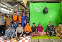 Sempat Dikabarkan Hilang Saat Melaut, Herman Akhirnya Berhasil Ditemukan REPORTER : VATAWARI LINGGA (BP) - Tim SAR gabungan yang terdiri dari, Badan Penanggulangan Bencana Daerah (BPBD) Kabupaten Lingga, Kepolisian, TNI, Basarnas, Satuan Polisi Pamong Praja dan Pemadam Kebakaran Kabupaten Lingga serta masyarakat setempat, berhasil menemukan nelayan yang sempat dilaporkan hilang saat melaut di perairan Desa Mepar, Kecamatan Lingga. Korban atas nama Herman, warga Desa Mepar, Kecamatan Lingga, Kabupaten Lingga dilaporkan hilang pada Senin 11 Agustus 2025 sekitar pukul 15.45 WIB. Setelah sebelumnya berpamitan kepada keluarga untuk menjaring udang di perairan Tanjung Buton hingga Sungai Kuala Daik pada pukul 02.30 WIB. Namun, hingga sore hari, korban tak kunjung kembali ke rumah sehingga pihak keluarga melaporkan kejadian tersebut kepada Kepala Desa Mepar. Mendapatkan laporan dari warganya, kepala Desa Mepar melakukan pencarian awal bersama Tim SAR Gabungan, keluarga dan masyarakat. Namun korban belum ditemukan pada hari pertama pencairan. Oktanius Wirsal, Kepala BPBD Kabupaten Lingga membenarkan terkait penemuan warga yang sempat hilang saat menjaring udang di laut. "Iya benar bang, namun korban sudah berhasil ditemukan," ujar Okta saat dikonfirmasi pada Selasa (12/8). Okta menjelaskan, dalam pencarian hari pertama ini, Tim SAR gabungan menggunakan berbagai fasilitas yang tersedia untuk memudahkan proses pencarian. "Upaya pencarian hari pertama melibatkan 1 unit armada Damkar, 1 unit armada serbaguna BPBD, 1 unit mobil patroli Polri, 1 unit kendaraan Kepala Desa Mepar, Speed Ambulance laut, serta perahu karet BPBD. Personel gabungan terdiri dari 9 petugas Damkar, 6 anggota Polri, 1 personel TNI AL, dan 10 warga masyarakat," jelas Okta. Karena pada hari pertama pencairan korban masih belum ditemukan, Tim SAR gabungan beserta Pihak keluarga dan masyarakat memutuskan untuk melanjutkan pencarian pada keesokan harinya. "Pencarian dilanjutkan pada Selasa 12 Agustus 2025 dimulai pada pukul 09.00 WIB. Tim SAR gabungan kembali bergerak dengan kekuatan personel dari Damkar, Polairud, TNI AL, TNI AD, BPBD, Basarnas, serta masyarakat," pungkas Okta. Sekitar pukul 11.14 WIB, tim mendapatkan laporan bahwa korban telah ditemukan oleh warga di Sungai Pinang dan dibawa ke Senempek. Tim segera menuju lokasi untuk memastikan kondisi korban. Korban kini telah berada di rumah Keluarganya, di Senempek, dalam kondisi selamat. ----------- Tim SAR Gabungan bersama Herman, warga Desa Mepar yang sempat dilaporkan hilang kini berhasil ditemukan dan kembali ke rumah dengan selamat.