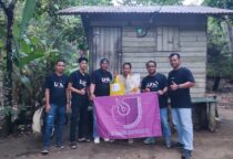 Lingga: Aliansi Jurnalis Independen (AJI) Tanjungpinang wilayah Lingga menyalurkan bantuan sembako sebanyak 10 paket kepada warga kurang mampu di Kecamatan Singkep, Kabupaten Lingga. Kegiatan ini menjadi salah satu bentuk kepedulian jurnalis terhadap kondisi sosial masyarakat di daerah. Anggota AJI Tanjungpinang sekaligus koordinator kegiatan, Vatawari, mengatakan, bahwa pembagian sembako ini juga dimaksudkan untuk memperkenalkan keberadaan organisasi kepada masyarakat Lingga. Anggota AJI tidak hanya bekerja di bidang jurnalistik saja melainkan memiliki kepedulian sosial. “Kami ingin masyarakat tahu bahwa AJI tidak hanya bekerja di bidang jurnalistik, tetapi juga memiliki kepedulian sosial,” kata Vatawari, Senin (11/8/2025). Menurutnya, bantuan yang disalurkan tersebut diharapkan dapat meringankan beban warga yang membutuhkan, khususnya di tengah tekanan ekonomi saat ini. Semoga paket sembako ini bisa bermanfaat. "Dan bisa sedikit membantu kebutuhan harian mereka,” ujarnya. Ia menegaskan, AJI Tanjungpinang akan terus berupaya hadir di tengah masyarakat dengan berbagai program yang positif dan bermanfaat. “Kami tidak ingin hanya dikenal melalui pemberitaan, tetapi juga melalui aksi nyata,” ungkapnya. Bantuan sembako ini juga tidak terlepas daripada mitra-mitra yang mendukung dalam kegiatan sosial. Vatawari berharap langkah ini dapat menjadi awal dari hubungan yang lebih erat antara jurnalis dan masyarakat di Lingga. "Kita harapkan kegiatan seperti ini dapat terus terlaksana dan tentunya bermanfaat bagi masyarakat," katanya, mengakhiri.