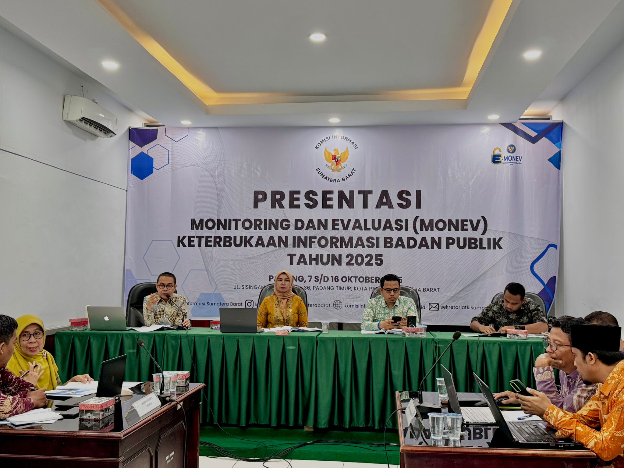 WhatsApp Image 20251018 at 213536 Ulasfaktaco Presentasi Monev KI Sumbar Usai Digelar Terungkap Masih Ada Pimpinan Badan Publik Tidak Paham UU no 14 tahun 2008